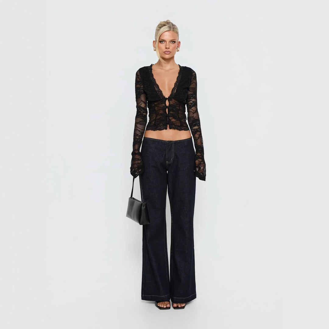 Dame bluse i lace med dyb V-hals og detaljerede knapper Skovae