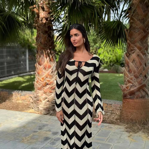Dame strikkjole med trendy zigzag-mønster og elegant snøring Stilla