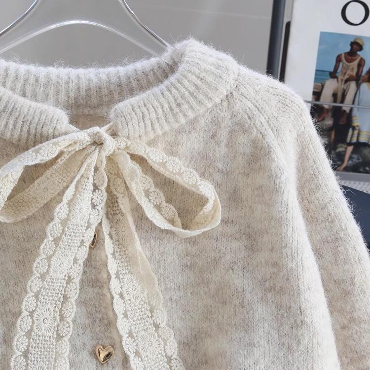 Kvinders hyggelige cardigan med hjerteknapdetaljer og bueaccent Stilla