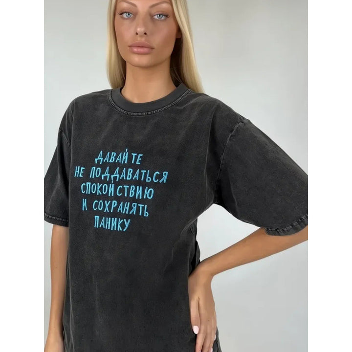 Dame T-shirt med moderne skrift og afslappet snit Stilla