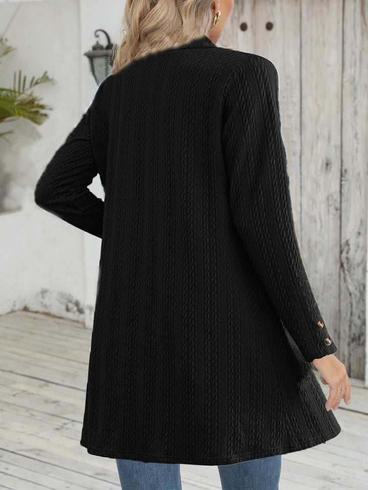 Dame strikjakke med struktureret design og elegante knapdetaljer Stilla