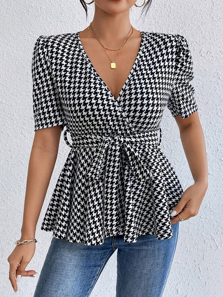 Dame wrap bluse med usædvanligt ternet mønster og figursyet design Skovae