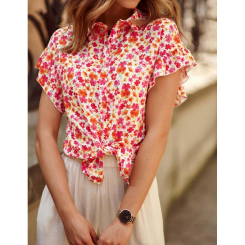 Damebluse med blomsterprint og knaplukning Stilla