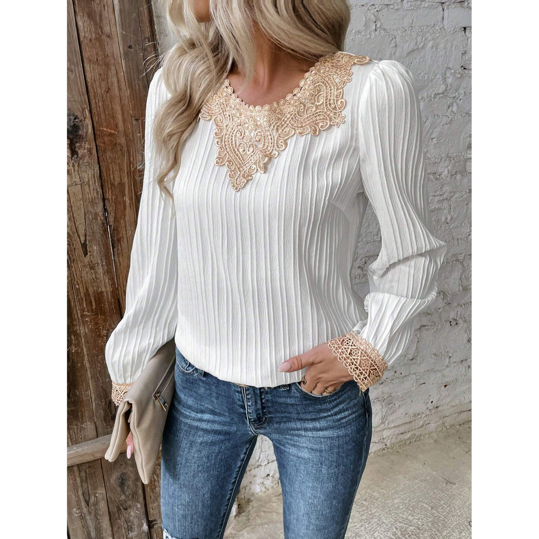 Damebluse med elegante spidsdetaljer og ribbet design Stilla