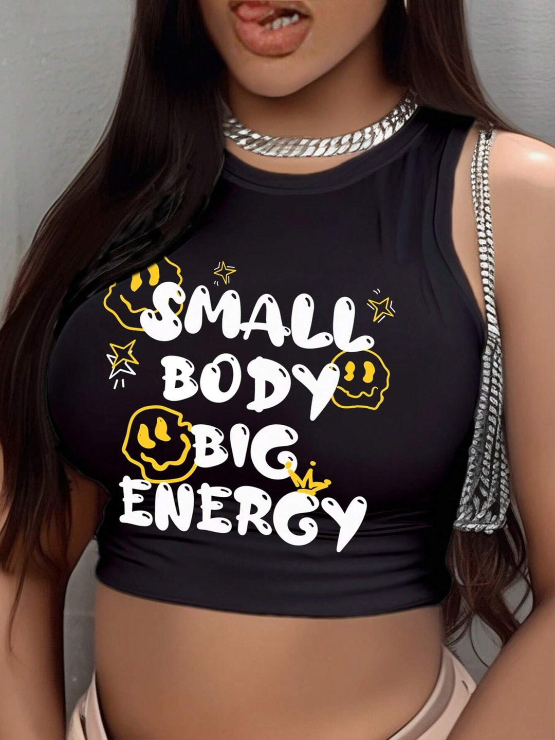 Dame Crop-top med moderne grafiktryk og trendy spænde Skovae