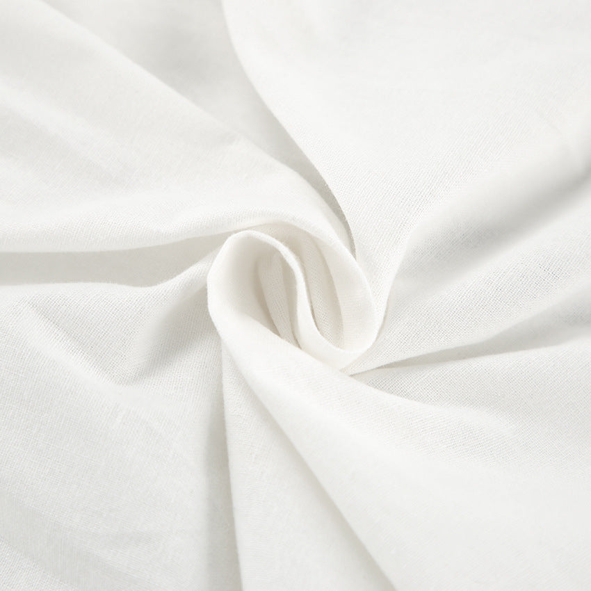 Damebluse med feminine flæsedetaljer og justerbar taljering Stilla