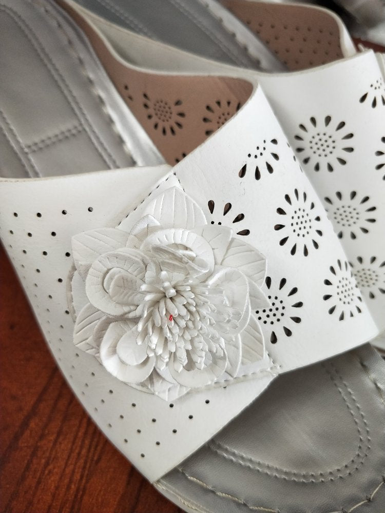 Dame komfortable slippers med blomsterperforeringer Stilla