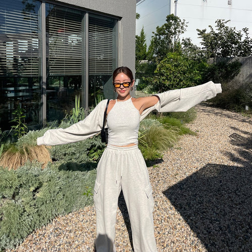 Kvinders sporty loungewear sæt med crop top og brede cargo bukser Stilla