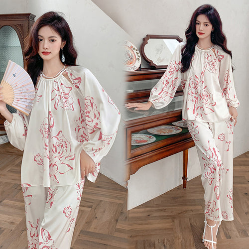 Dame let Pyjamasæt med floralt design og elegante detaljer Stilla