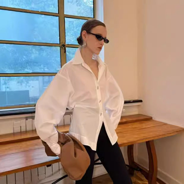 Kvindelig designerbluse med voluminøse ærmer og eksklusive knapdetaljer Stilla