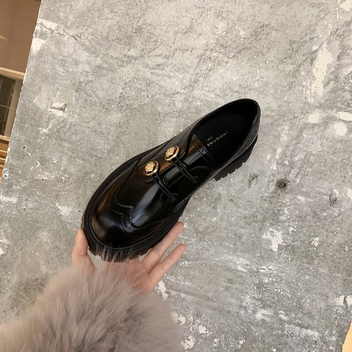 Femme Chunky-sål Brogue-sko med dekorativ knapdetalje Stilla