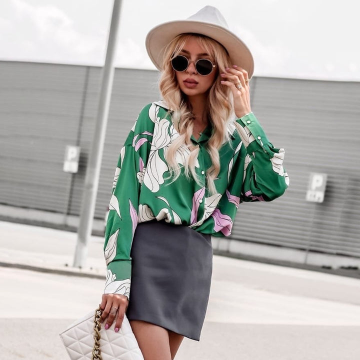 Damebluse med blomstret design og oversized snit Stilla