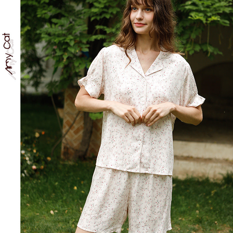 Dame Satin Pyjamasæt med floral design og elegant knaplukning Stilla