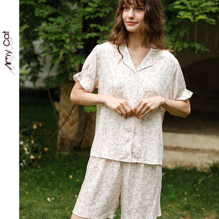 Dame Satin Pyjamasæt med floral design og elegant knaplukning Stilla