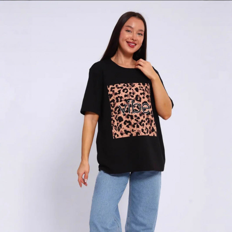 Dame T-shirt med kreativt leopardmotiv og afslappet skrift Stilla