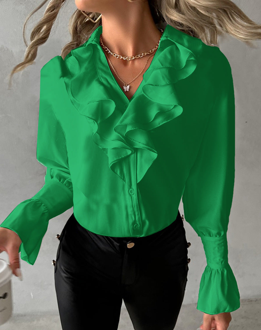 Damebluse med iøjnefaldende flæsedetaljer og elegante manchetter Stilla
