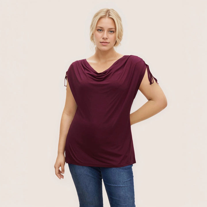 Kvindetop med asymmetrisk indpakningsdesign og delikate flæsedetaljer Stilla