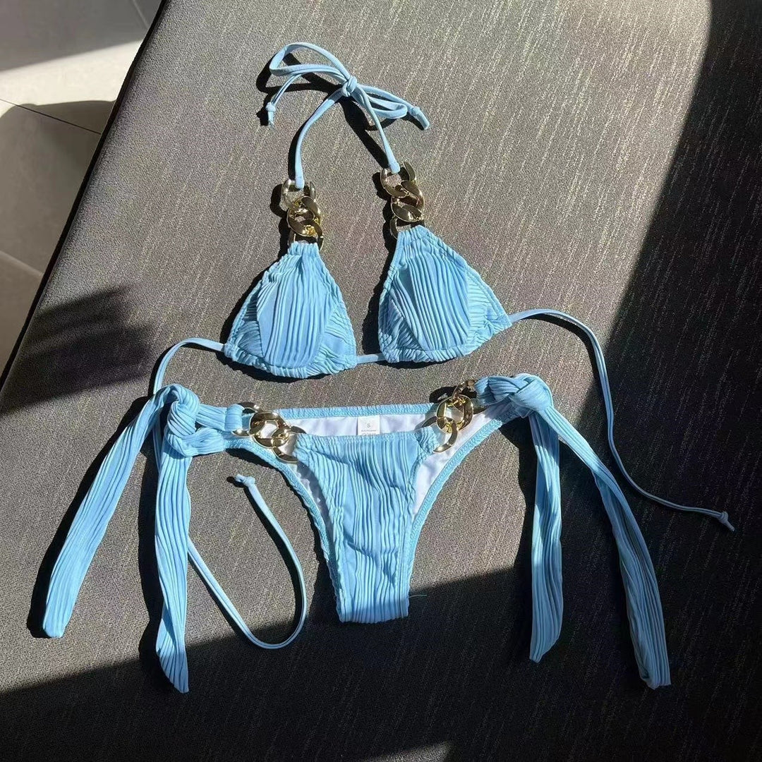 Femme stilfuld trekant-bikini sæt med gyldne accenter Stilla