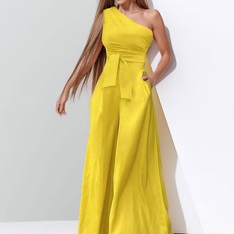 Kvindernes elegante one-shoulder jumpsuit med taljebælte og brede ben Stilla