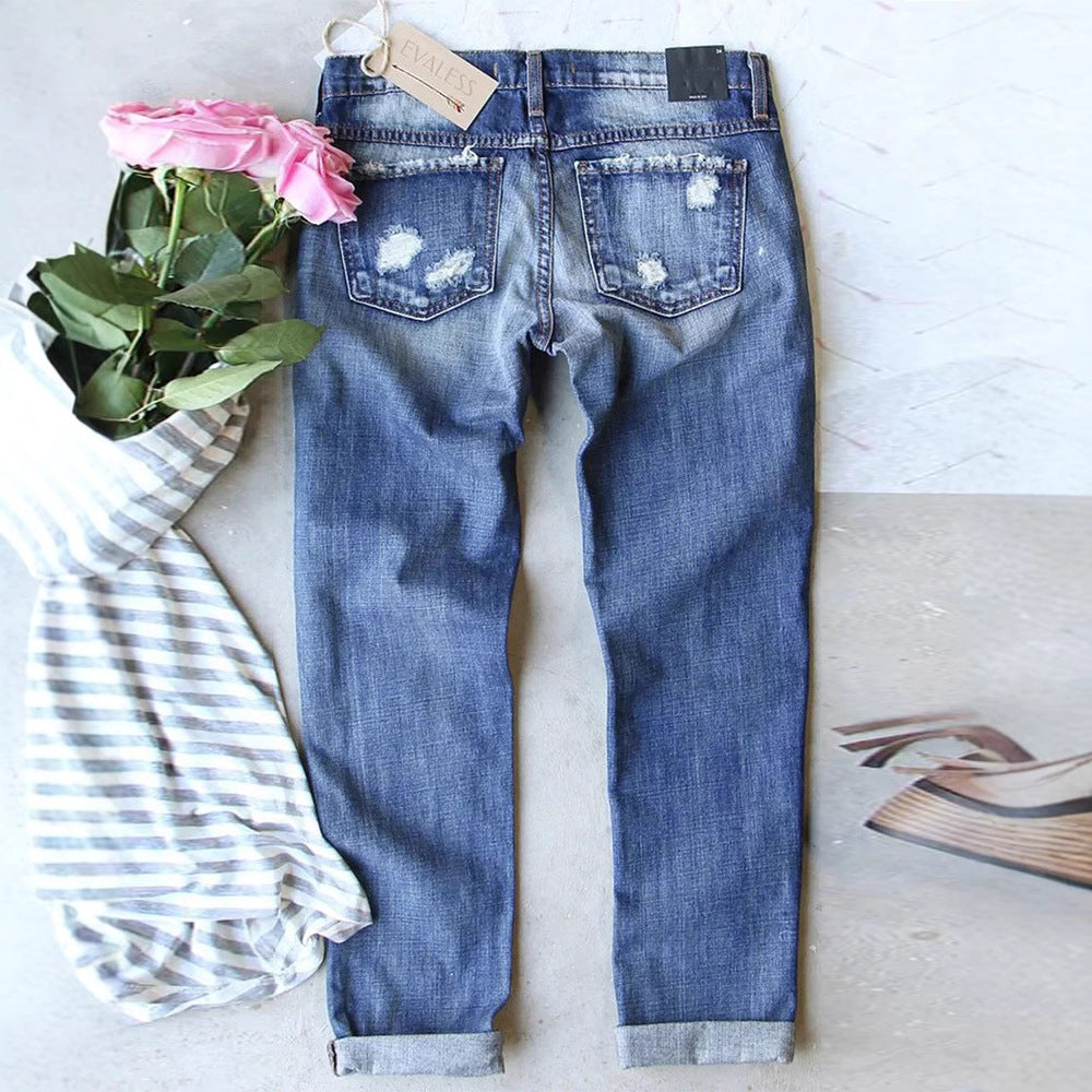 Damejeans med afslappet ripped-design og iøjnefaldende dødningehoved-applikationer Stilla