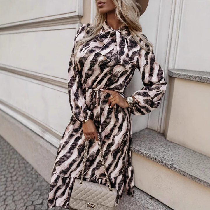 Damekjole med elegant bindebånd og moderigtigt bølgemønster Stilla