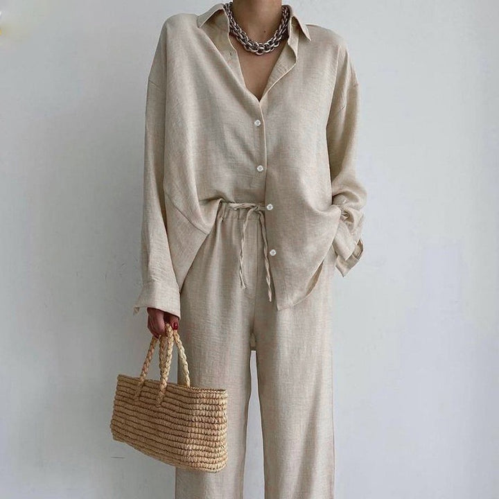 Dame sæt bestående af afslappet button-up skjorte og løst skårne bukser Stilla