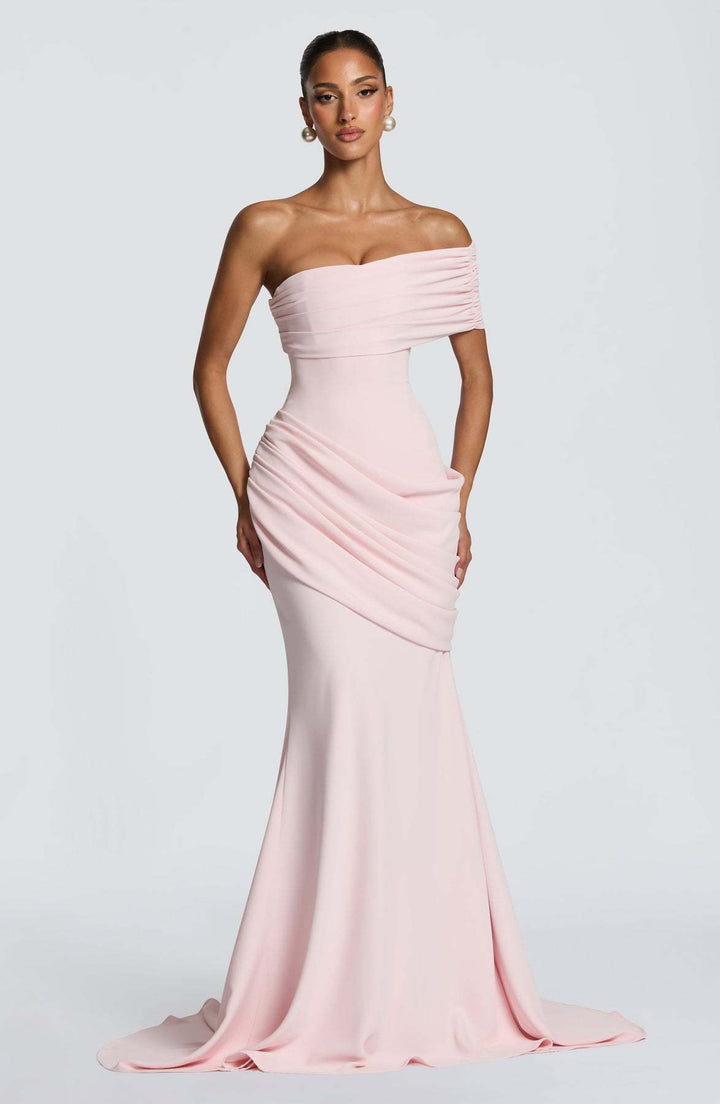 Kvinder Elegant, Off-the-Shoulder Aftenkjole med Sofistikeret Drapering og Flydende Snit
