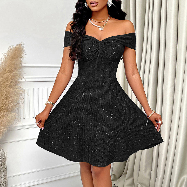 Dame elegant off-shoulder kjole med glitrende stof og flydende nederdel Stilla