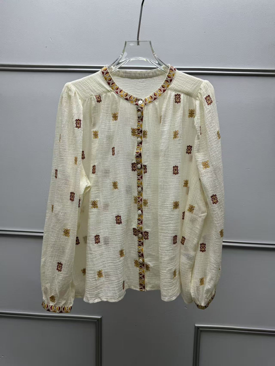 Damebluse med kunstnerisk broderedesign og stilfulde detaljer Stilla