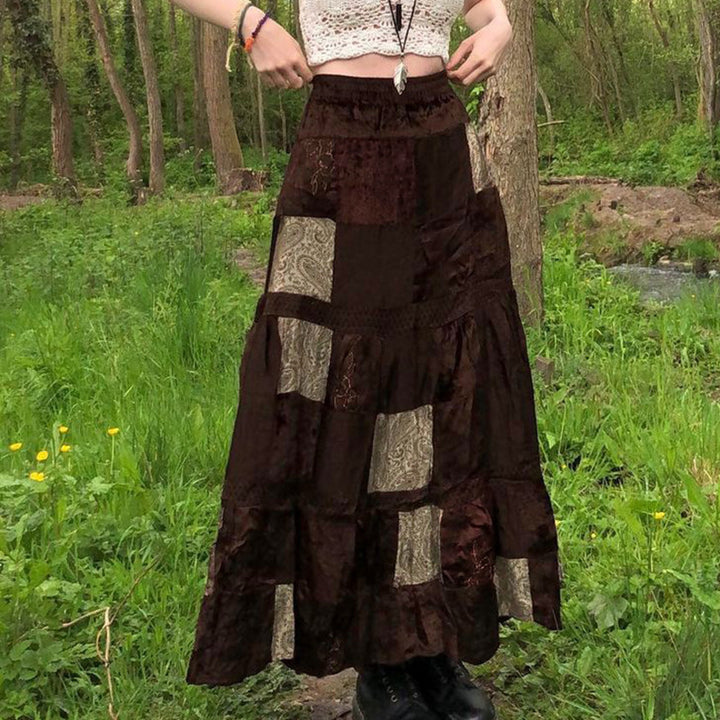 Dame maxiskørt med blomster patchwork mønstre og voluminøs kant Skovae