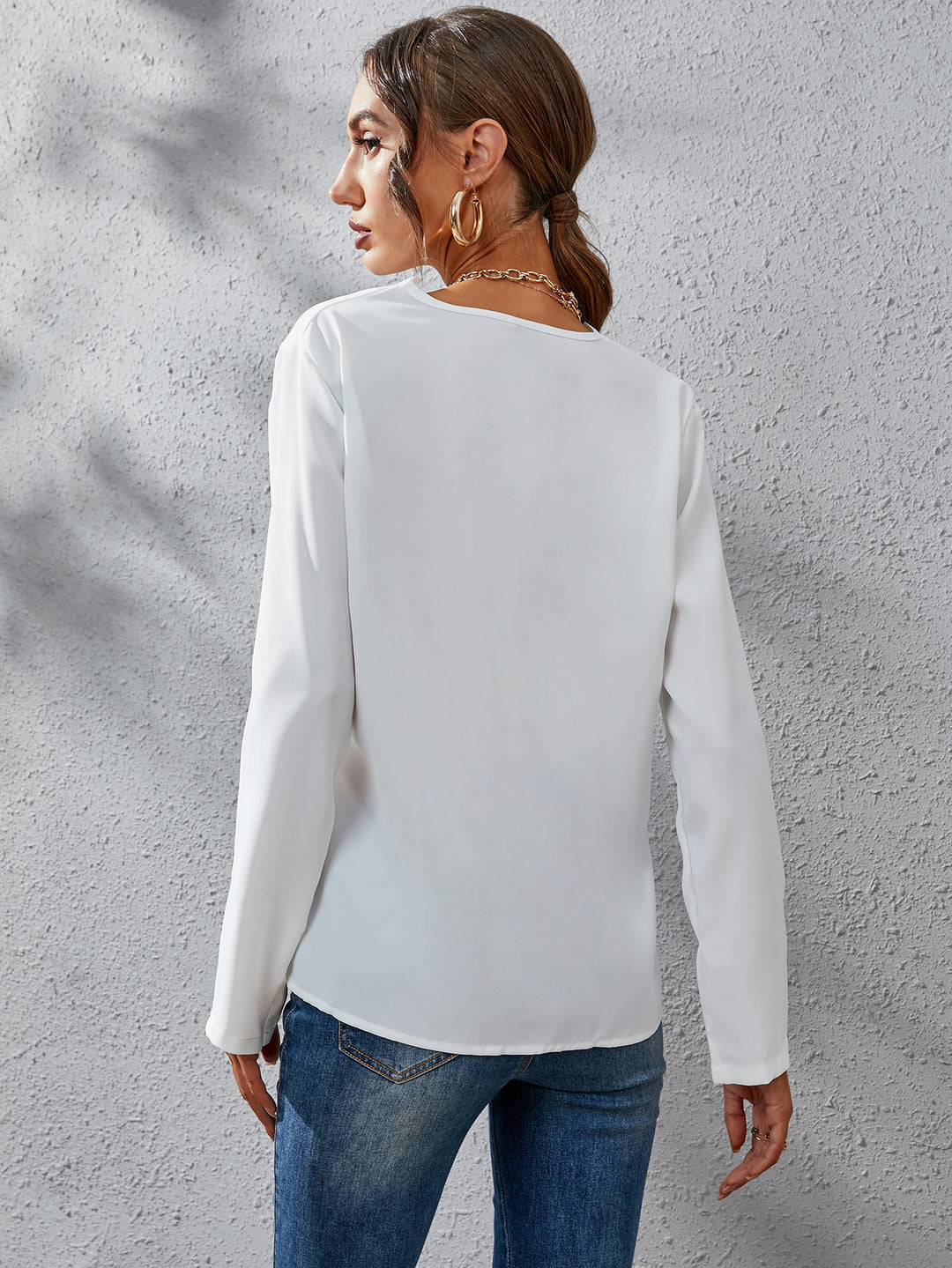 Dame elegant bluse med moderigtigt V-udskæring og skinnende stof Stilla