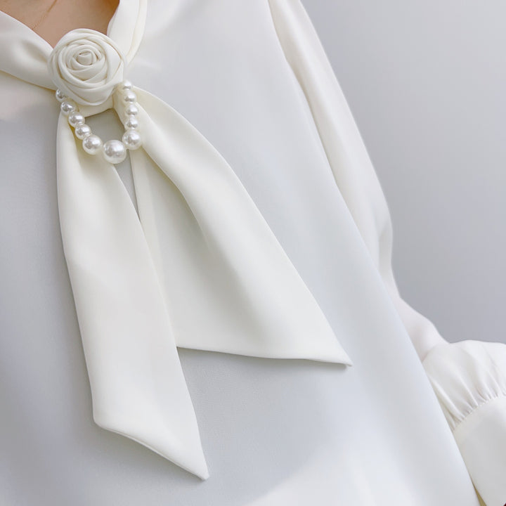 Dame elegant bluse med sløjfe-detalje og perle-accessorie Stilla