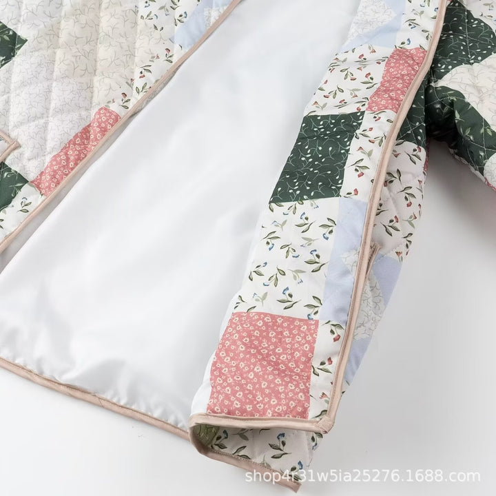 Dame quiltet patchworkjakke med blomstret design og praktiske lommer Stilla