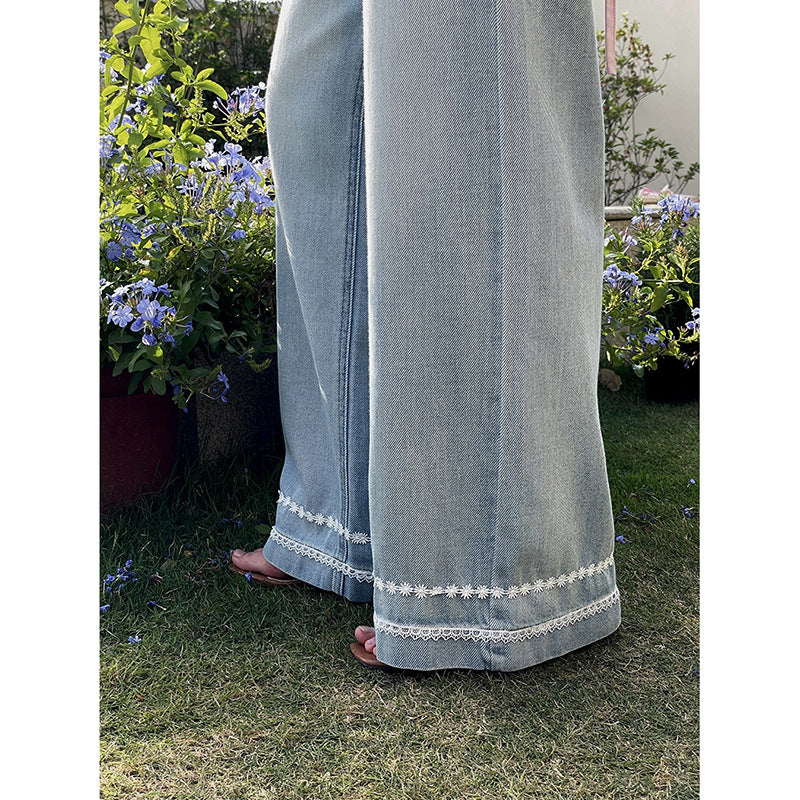Dame brede jeansbukser med florale broderier og feminin snit Stilla