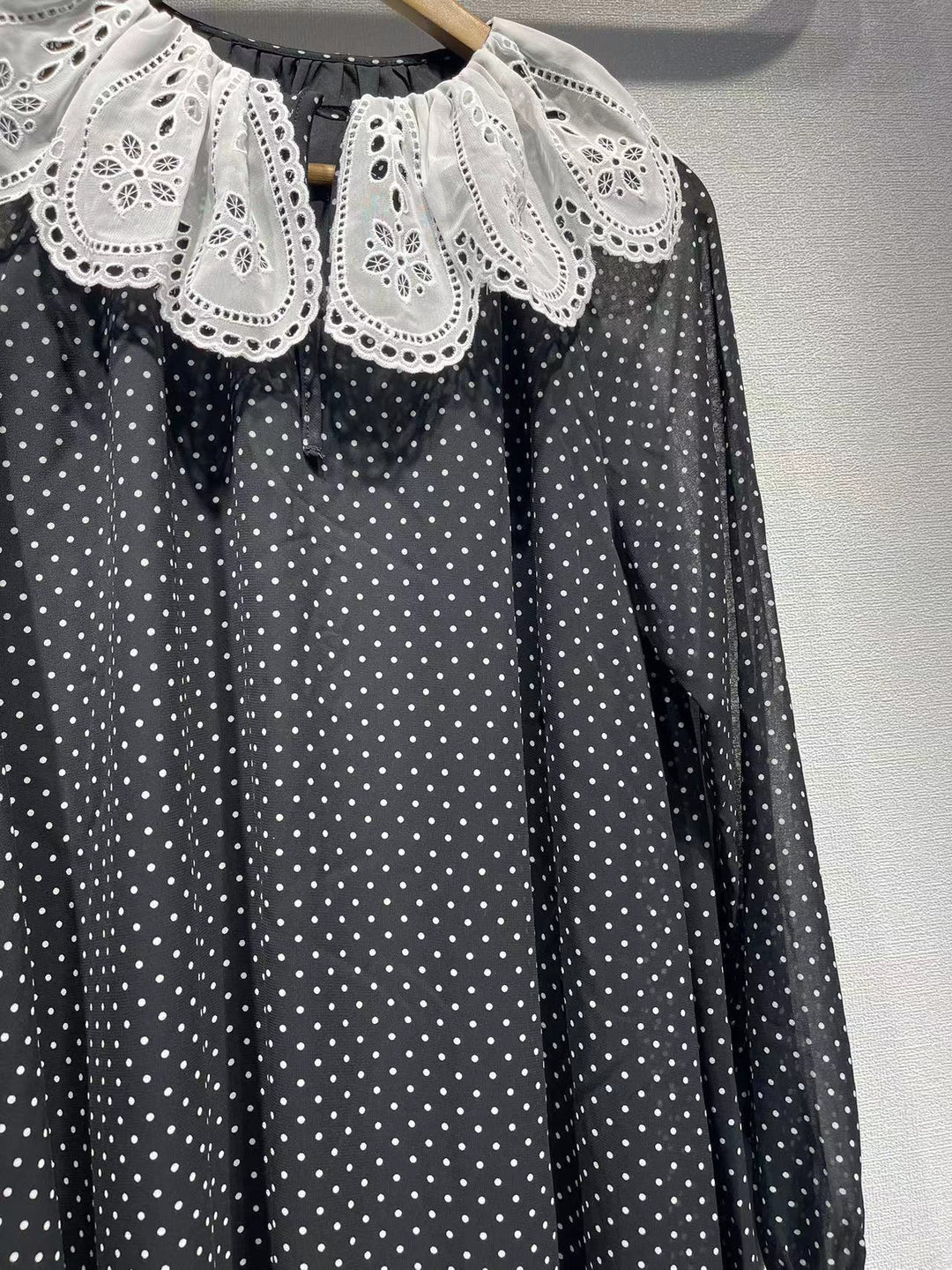 Dame Luftig Prikket mønster-kjole med romantisk spidsekant og elastisk talje-justering Stilla