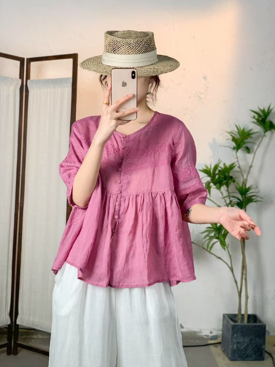 Femme Let knapåbning bluse med kompleks broderi Stilla