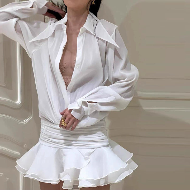 Damebluse med voluminøs flæsekant og elegant ståkrave Stilla