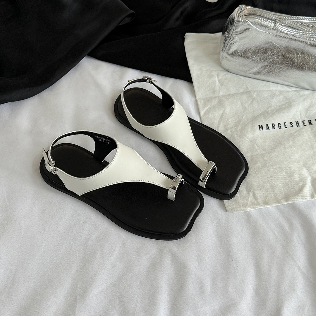 Femme Sleek T-Riemen Slide Sandaler med metallisk spænde Stilla