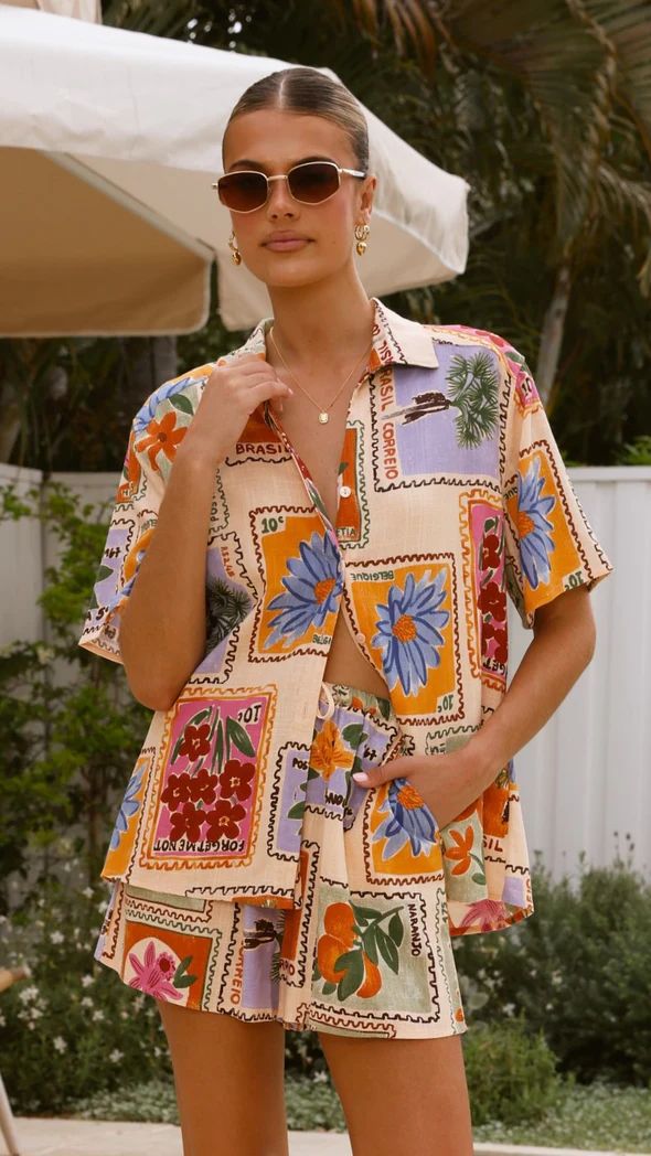 Kvinders kortærmet skjorte med matchende shorts i blomsterdesign Skovae
