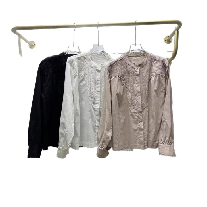 Damebluse med kunstneriske detaljer og fin knapstolpe Stilla