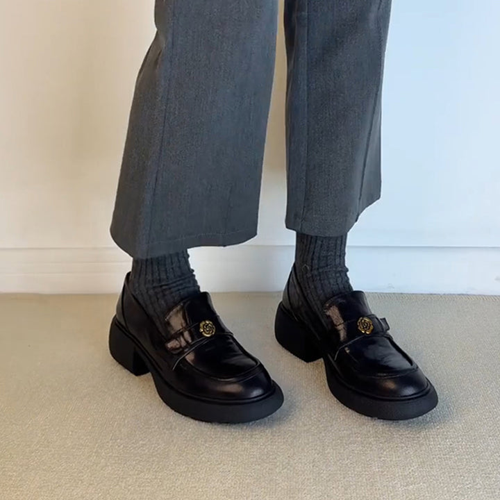 Dame Chunky Loafer Hæle med dekorativt emblem Stilla