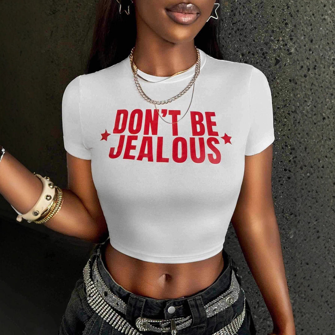 Dame Crop-T-Shirt med moderne statement-print og figurtilpasset snit Skovae
