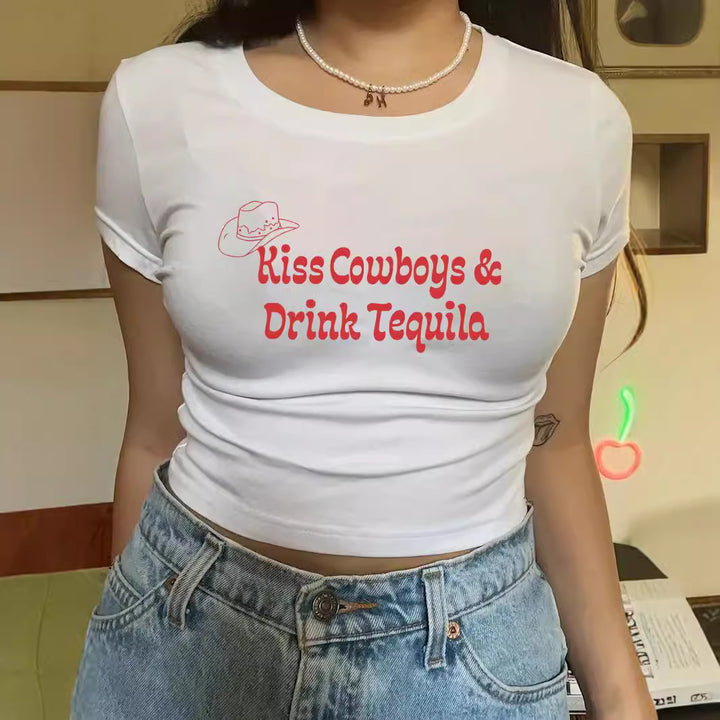 Dame Crop-T-Shirt med kreativt motiv og tætsiddende snit Skovae