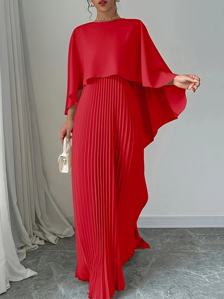 Elegant dame-maxikjole med plisseringer og capeforstykke Stilla