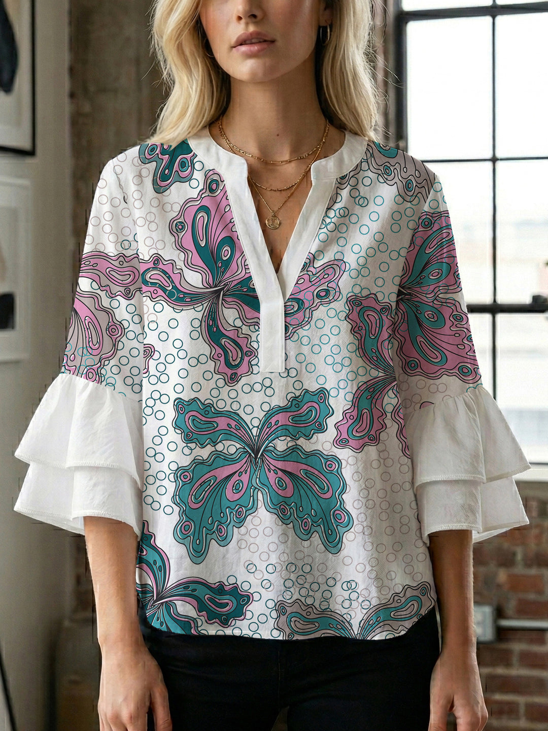 Dame bluse med voluminøse blondererm og kreativt floraldesign Skovae