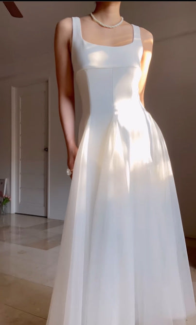 Dame aftenkjole med stilfuld A-formet snit og elegant chiffon overlay Skovae