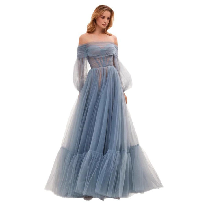 Dame Maxikjole med off-shoulder design og voluminøs tylkant Stilla