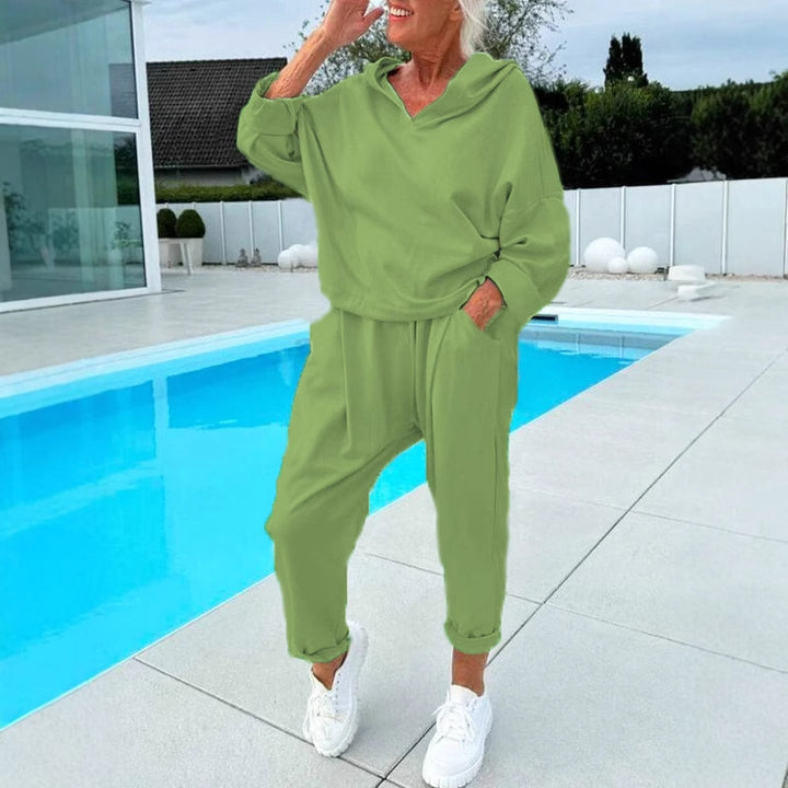 Dame afslappet sweat-outfit med hætte og praktiske lommer Stilla