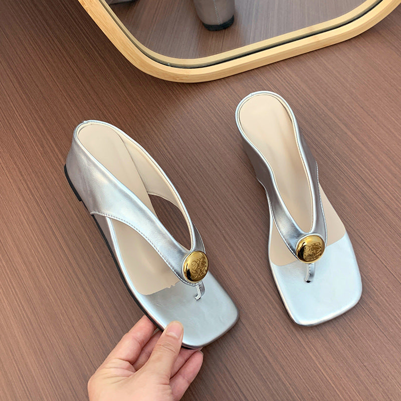 Dame stilige metalliske flip-flops med dekorativt gyldent accent Stilla