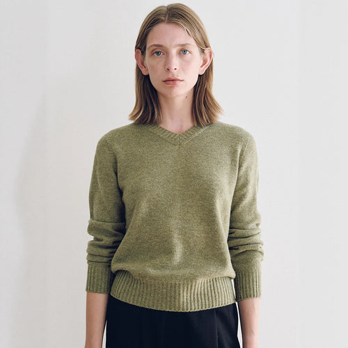 Kvindernes fine strikpullover med V-hals og brede manchetter Stilla